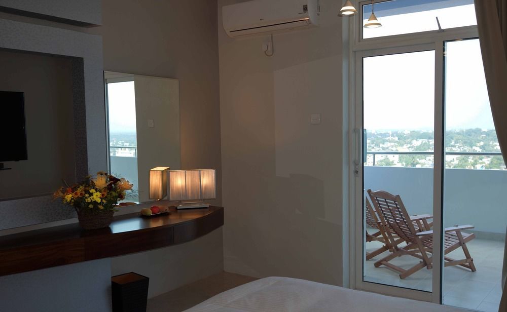 Апартаменты The Penthouse Above Sea Дехивала-Маунт-Лавиния Экстерьер фото